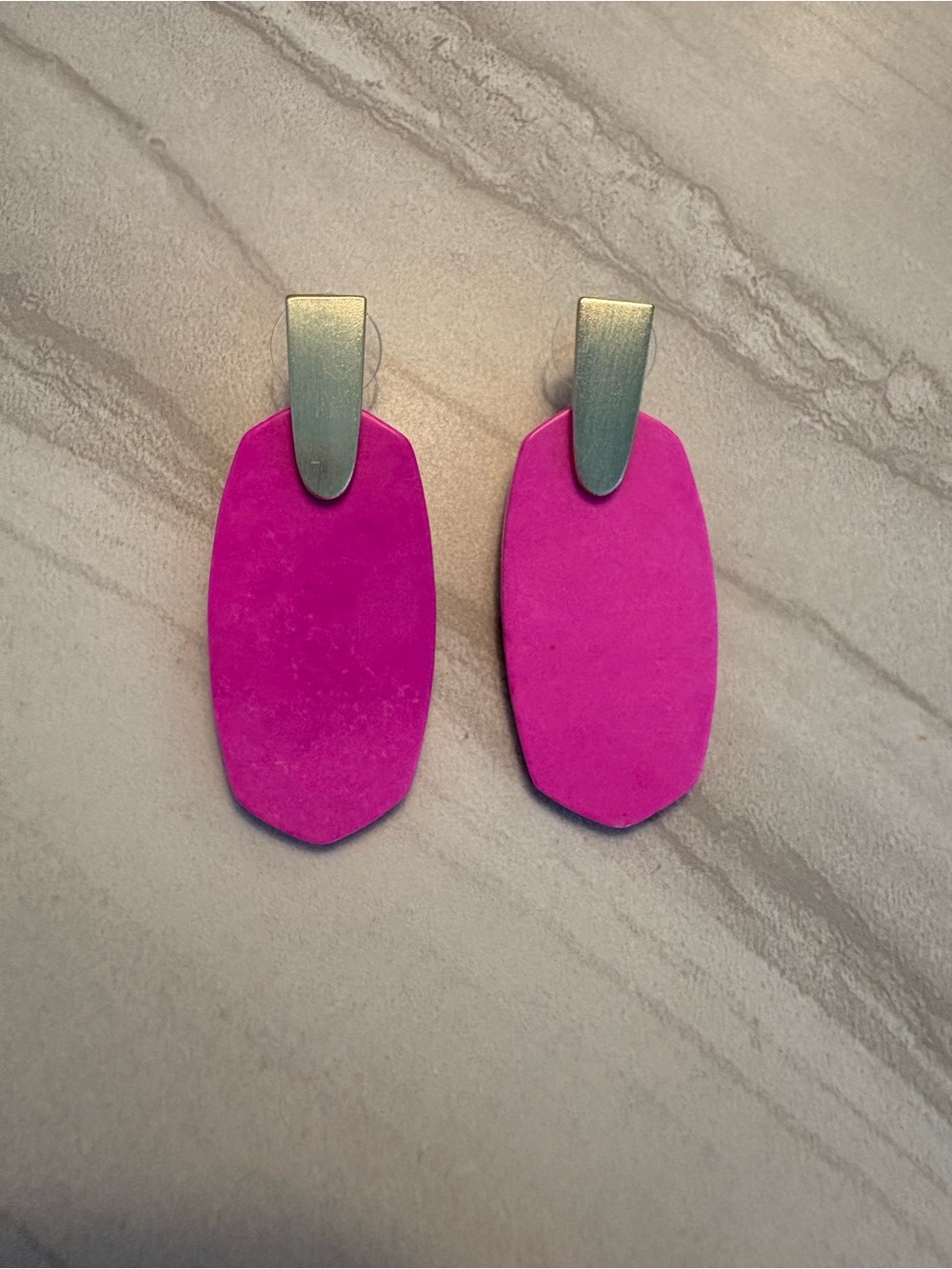 Kendra Scott Aragon magenta Drop Earrings with gold posts